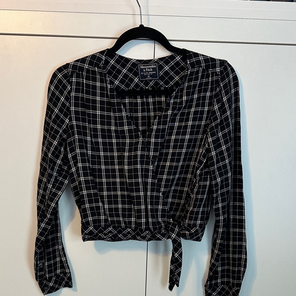 Abercrombie & Fitch Black Plaid Tie-Front Button-Down Shirt